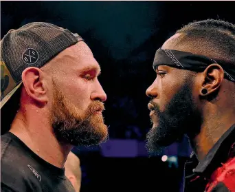  ??  ?? Tyson Fury e Deontay Wilder faccia a faccia a Belfast. Sotto, Anthony Joshua con le 4 cinture