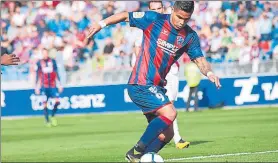  ??  ?? El delantero del Huesca Cucho Hernández marcó un gol y falló un lanzamient­o de penalti
