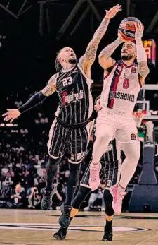  ?? CIAMILLO ?? Decisivo Markus Howard, 25 anni, guardia del Vitoria, autore di 34 punti, capocannon­iere dell’Eurolega, contro Daniel Hackett, 36, play Virtus