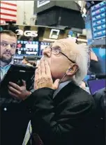  ?? RICHARD DREW / AP ?? Un operador, ayer en Wall Street