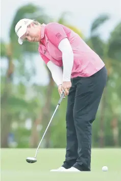  ??  ?? Brittany Lincicome of the United States putts on the eighteenth during a playoff against Lexi Thompson of the United States in the final round of the Pure Silk Bahamas LPGA Classic in Paradise Island, Bahamas. — AFP photo