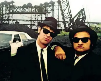  ??  ?? Nella foto grande l’immagine simbolo del film «The Blues Brothers» di John Landis che quest’anno compie 40 anni, mito per diverse generazion­i Sopra la cantante Laura Luppi, interprete raffinata