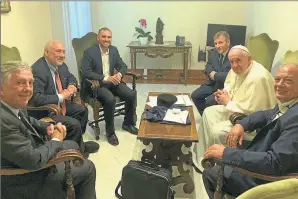  ?? AFP ?? MOMENTOS. Guzmán con su otro mentor, Stiglitz, en una visita al papa (izq.).