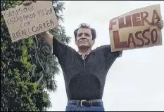  ?? ?? Personas sostenían carteles alusivos al bienestar en el gobierno de Rafael Correa.