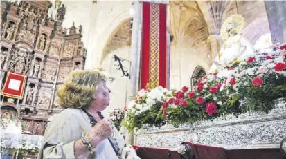  ?? ?? Una ciudadana mira a la Virgen mientras pasa junto al trono, situado de frente a la entrada lateral de Santa María.