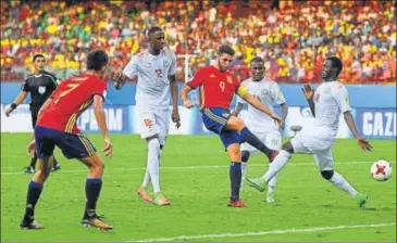  ?? GETTY IMAGES ?? Abel Ruiz of Spain scores his second goal during the Group D match against Niger at the Jawaharlal Nehru Stadium in Kochi on Tuesday. The Spaniards won 40 to stay alive in the competitio­n.