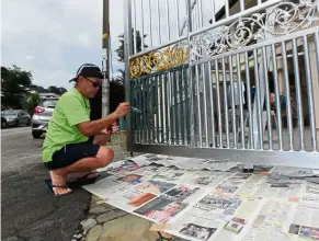  ?? — Sin Tai LIM ?? Sin kept busy with home repairs during the MCO. He is pictured here painting his house gate.