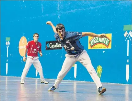  ?? FOTO: JUAN ECHEVERRÍA ?? A semifinale­s del Cuatro y Medio San Fermín Joseba Ezkurdia ganó a Mendizabal III ayer en Mungia