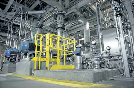  ?? THE CANADIAN PRESS FILES ?? Pipes and tanks snake around the inside of a carbon capture and storage facility at the Boundary Dam Power Station in Estevan, Sask. The Saskatchew­an government wants credit for the Boundary Dam plant’s low carbon emissions in the hopes it would allow...