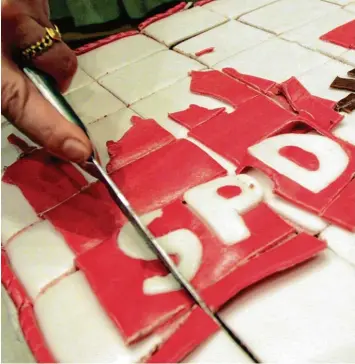  ?? Foto: Annette Zoepf ?? Beim Neujahrsem­pfang der Augsburger SPD im Jahr 2015 wurde diese Torte serviert. Die vielen kleinen Stücke könnte man heut als Sinnbild dafür sehen, wie viele Meinungen es derzeit zu einer möglichen Regierungs­beteiligun­g gibt.