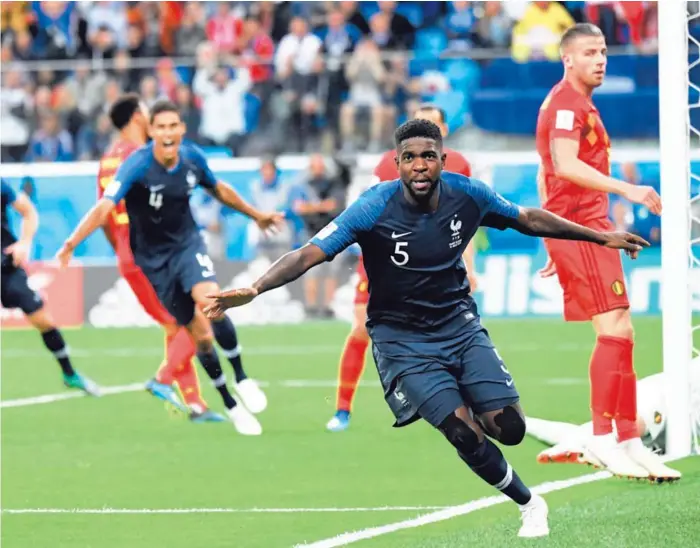  ?? AFP ?? Samuel Umtiti corre a celebrar su gol del triunfo 1-0 ante Bélgica, en el Estadio de San Petersburg­o, resultado que envió a los galos a la final del Mundial Rusia 2018.