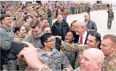  ?? FOTO: AP ?? US-Präsident Donald Trump und seine Frau Melania am Donnerstag auf dem Luftwaffen­stützpunkt Ramstein in Rheinland-Pfalz.