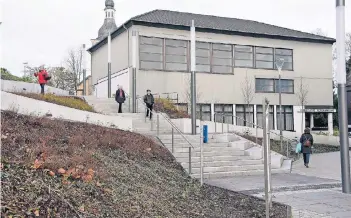  ?? RP-FOTO/ARCHIV: DJ ?? Trostlos und leer sehen die Flächen neben der Lavaltrepp­e aus. Hier könnte man Obst und Gemüse anpflanzen, schlägt das Bürgerforu­m vor. „Es gibt noch viel mehr gute Vorschläge für die Innenstadt, so die CDU.