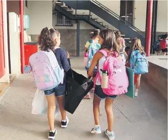  ?? ACN ?? Unas niñas caminan por su escuela.