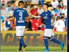  ??  ?? Felipe Mora y Martín Rodríguez celebran una anotación de La Máquina.