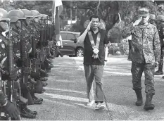  ?? PRESIDENTI­AL PHOTO VIA PHILSTAR.COM ?? President Rodrigo Duterte in one of his visits to military troops in Mindanao.