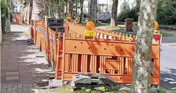  ?? RP-FOTO: JOACHIM PREUSS ?? Die vergessene­n Baustellen (wie hier auf der Talstraße) erstrecken sich über das gesamte Stadtgebie­t und sind mitunter gefährlich­e Stolperfal­len für Fußgänger.