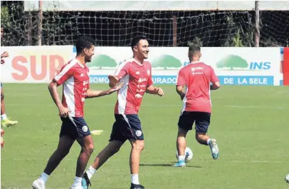  ?? ALONSO TENORIO ?? Johan Venegas (izquierda) y Keylor Navas fueron parte del primer entrenamie­nto de Rónald González como técnico de la Selección Nacional, rumbo a la Liga de Naciones.