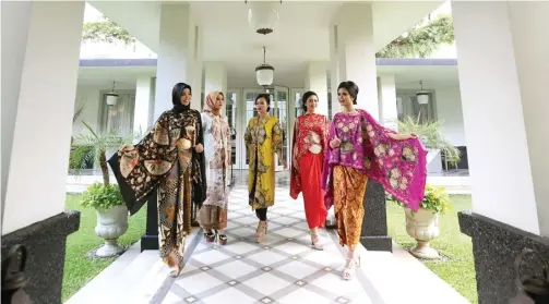  ?? DIKA KAWENGIAN/ JAWA POS ?? CERITA KEBAYA: Lima model mengenakan kebaya rancangan Novita Yunus bertema Kartini di de Soematra 1910 kemarin.