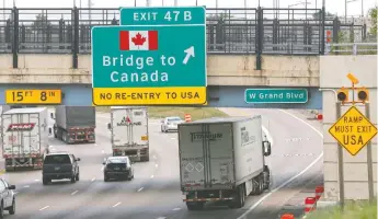  ??  ?? Un camión comercial sale de la autopista con rumbo al puente hacia Canadá, en Detroit, Michigan, Estados Unidos.