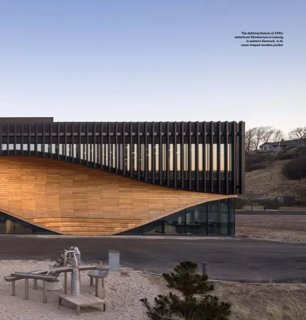  ??  ?? The defining feature of 3XN’S waterfront Klimatoriu­m in Lemvig, in western Denmark, is its wave-shaped wooden pocket