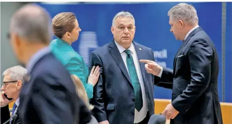  ?? FOTO: IMAGO ?? Ungarns Premiermin­ister Viktor Orbán (2. v. r.) auf dem EU-Sondergipf­el: Die ungarische Blockadeha­ltung bei der EU-Finanzplan­ung endete abrupt.
