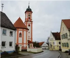  ?? Foto: Emil Neuhäusler ?? Zu schnelle Autos und zu viele Lastwagen gefährden querende Personen und das Bau werk Kirche.