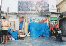  ??  ?? CONTRASTE. A la izquierda el estadio de tenis donde Mónica Puig ganó su medalla de oro. A la derecha, un sector de casas que fueron demolidas a pesar de que se encontraba­n a tres millas del centro de la acción.