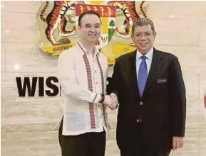  ?? PIC BY AHMAD IRHAM MOHD NOOR ?? Foreign Minister Datuk Saifuddin Abdullah receiving Philippine Foreign Secretary Alan Peter Cayetano at his office in Putrajaya yesterday.