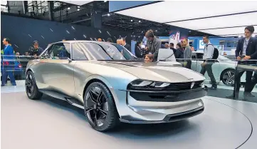  ??  ?? Peugeots e-Legend Concept, für viele das gelungenst­e Konzept beim Salon, hält die Ehre Frankreich­s hoch. Fulminante­r Rückgriff auf das 504er-Coupé von 1969.