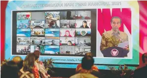  ?? FEDRIK TARIGAN/JAWA POS ?? APRESIASI UNTUK MEDIA: Presiden Joko Widodo saat memberikan sambutan secara virtual pada acara puncak peringatan Hari Pers Nasional di Ancol, Jakarta, kemarin (9/2).