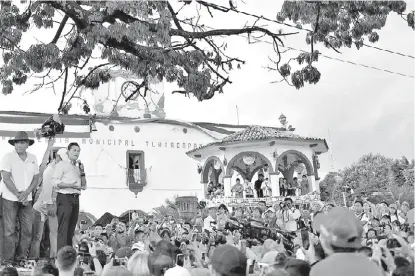  ?? NTMX ?? El Presidente realizó un recorrido por las zonas afectadas en Tlayacapan, Morelos.