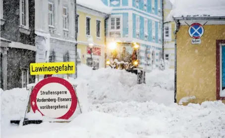  ?? BILD: SN/APA/ERWIN SCHERIAU ?? Die starken Schneefäll­e machen immer mehr Straßenspe­rren notwendig.