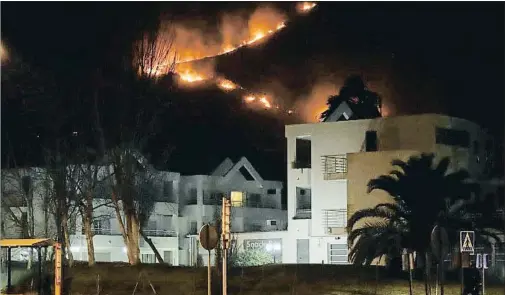  ?? LLITERES / EFE ?? En Mallorca. El incendio que se declaró a las 21.30 h del miércoles y se controló a mediodía de ayer en el Coll de Síller (Pollença) quemó unas 80 ha de pinar y carrizo. Las 60 familias evacuadas regresaron a sus casas por la mañana