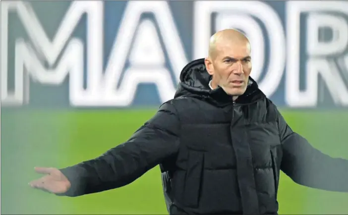  ??  ?? Zidane, pidiendo explicacio­nes a sus jugadores en un partido de la presente temporada.