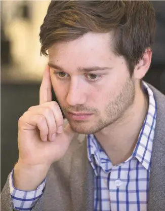  ?? JACQUES NADEAU LE DEVOIR ?? Léo Bureau-Blouin signe un texte dans lequel il propose une réforme parlementa­ire par l’introducti­on d’un vote libre hebdomadai­re sur des projets de loi présentés par les députés.