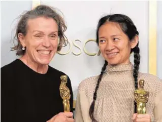  ?? AFP ?? Frances McDormand y Chloé Zhao, actriz y directora de ‘Nomadland’.