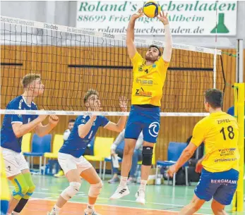  ?? FOTO: GÜNTER KRAM ?? Vor rund 300 Zuschauern in Salem haben die Volley Youngstars Friedrichs­hafen (li. Carl Möller und Anton Jung) das derby gegen den Spitzenrei­ter TSV Mimmenhaus­en (Zuspieler Federico Cipollone und Pascal Zippel) in der 2. Volleyball-Bundesliga klar mit 0:3 verloren.