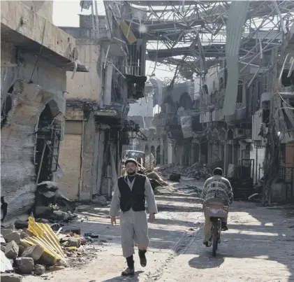  ??  ?? 0 A shattered street in Mosul, which was retaken from Isis by Iraqi forces in July last year