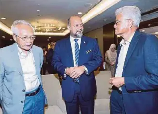  ?? [FOTO MOHAMAD SHAHRIL BADRI SAALI/BH] ?? Gobind berbincang dengan A Kadir (kiri) dan Razali pada Majlis Pertemuan Bersama Media anjuran SUHAKAM di Kuala Lumpur, semalam.