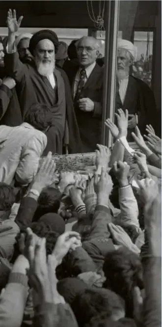  ?? PHOTO ABBAS. MAGNUM PHOTOS ?? Ruhollah Khomeiny acclamé par la foule à Téhéran, le 2 février 1979.