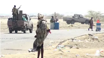  ??  ?? Yemeni pro-government forces gather at a checkpoint in a street on the eastern outskirts of Hodeida as they continue to battle for the control of the city from Huthi rebels. — AFP photo