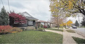  ?? JULIE JOCSAK
THE ST. CATHARINES STANDARD ?? Houses on Carlton Street between Vine and Geneva Streets in St. Catharines are built on an angle from the road.