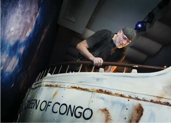  ?? Bild: JONAS LINDSTEDT ?? TRÄ BLIR PLÅT. Snickaren Tommy Pettersson ägnar sig åt finlir in i det sista på båten Queen of Congo. I dag kan du beskåda resutatet på Sjöfartsmu­séet.