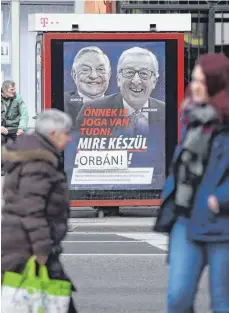  ?? FOTO: AFP ?? Mit einer Plakatakti­on macht Premiermin­ister Viktor Orbán Stimmung gegen EU-Kommission­schef Jean-Claude Juncker (re.) und den ungarnstäm­migen US-Milliardär George Soros.