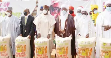  ??  ?? From left: Kebbi state Governor,
Senator Atiku Bagudu; Governor, Central Bank of Nigeria, Godwin Emefiele; Ekiti State Governor, Dr Kayode Fayemi; Sultan of Sokoto, Sa’ad Abubakar and the Emir of Argungu, Muhammadu Sani Sami at the flag off of Rice Harvest Aggregatio­n ceremony in Birnin Kebbi yesterday