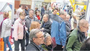  ?? FOTO: MARKUS LEHMANN ?? Besonders am Sonntagnac­hmittag kamen die Gäste zahlreich zur Energie- und Baumesse in die Ulrich-PfeifleHal­le.