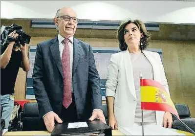  ?? EMILIA GUTIÉRREZ/ARXIU ?? Cristóbal Montoro i Soraya Sáenz de Santamaría en un Consell de Política Fiscal i Financera