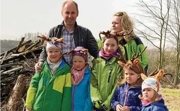  ?? MARIUS KOITY (3) ?? Wolfgang Ladwig und Christina Weise von Thüringenf­orst mit den Mädchen Olivia, Rebekka, Dana, Mila und Sina (v. l.), die bei einem waldpädago­gischen Übung die flinken Rehe spielten.