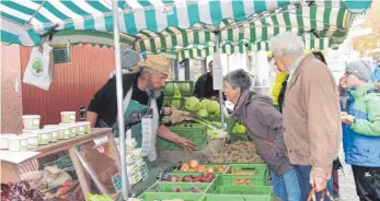  ?? FOTO: GISELA SGIER ?? Zahlreiche Besucher kommen am Samstag zum Bauernmark­t in die Marktstraß­e.